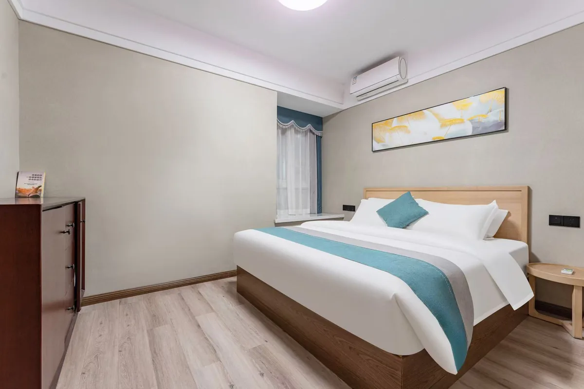 同一酒店的大床房实景:单人入住或夫妻同行可选的房型