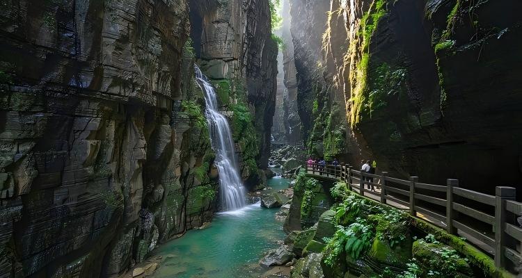 云龙地缝峡谷瀑布景观示意图