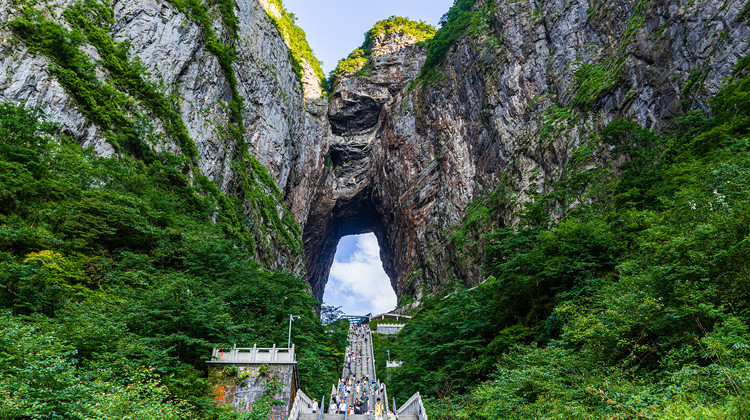宜昌三峡人家+交运两坝一峡游船+恩施大峡谷+张家界国家森林公园+凤凰古城9日8晚跟团游·『纵览鄂湘山水』｜精选当地4钻酒店｜宜昌进凤凰古城出，动车衔接｜专机接机/站服务