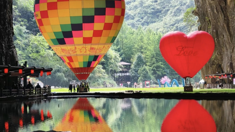 宜昌+神农架风景区+恩施梭布垭石林景区+恩施大峡谷+鹤峰屏山旅游景区+交运长江夜游游船+恩施市+腾龙洞风景区9日8晚拼小团·『8人精品小团』赠土家民族换装+长江夜游船票丨宣恩夜游丨甄选酒店丨品质团型丨