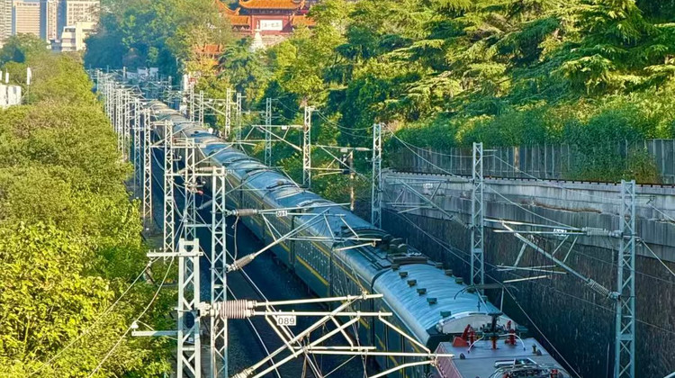武汉黄鹤楼+长江三峡+恩施大峡谷+鹤峰屏山旅游景区+张家界国家森林公园+天门山+凤凰古城+腾龙洞风景区10日9晚跟团游·【楚韵湘风19人团】从长江史诗到秘境仙侠，揽尽地球级奇观！｜武汉进凤凰/张家界出-动车衔接｜精选4钻酒店