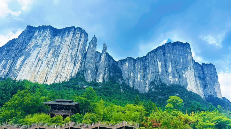 恩施市+宣恩+恩施大峡谷4日3晚私家团·【私人定制VIP包车游1家1团=独立成团+行程可调】1晚宣恩河畔5钻#赠竹筏+土家换装&屏山峡谷爱心打卡|大峡谷一炷香|梭布垭+女儿城【赠】土家特色餐·1V1管家·专车接送